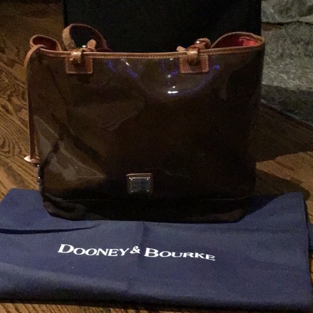 DOONEY & BOURKE BROWN PATENT LEATHER BAG.